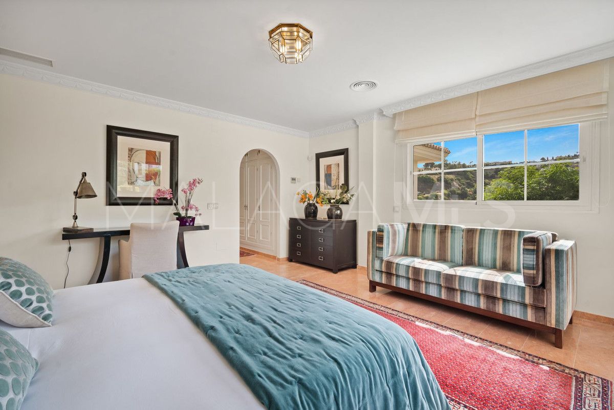 Buy villa with 6 bedrooms in Benahavis