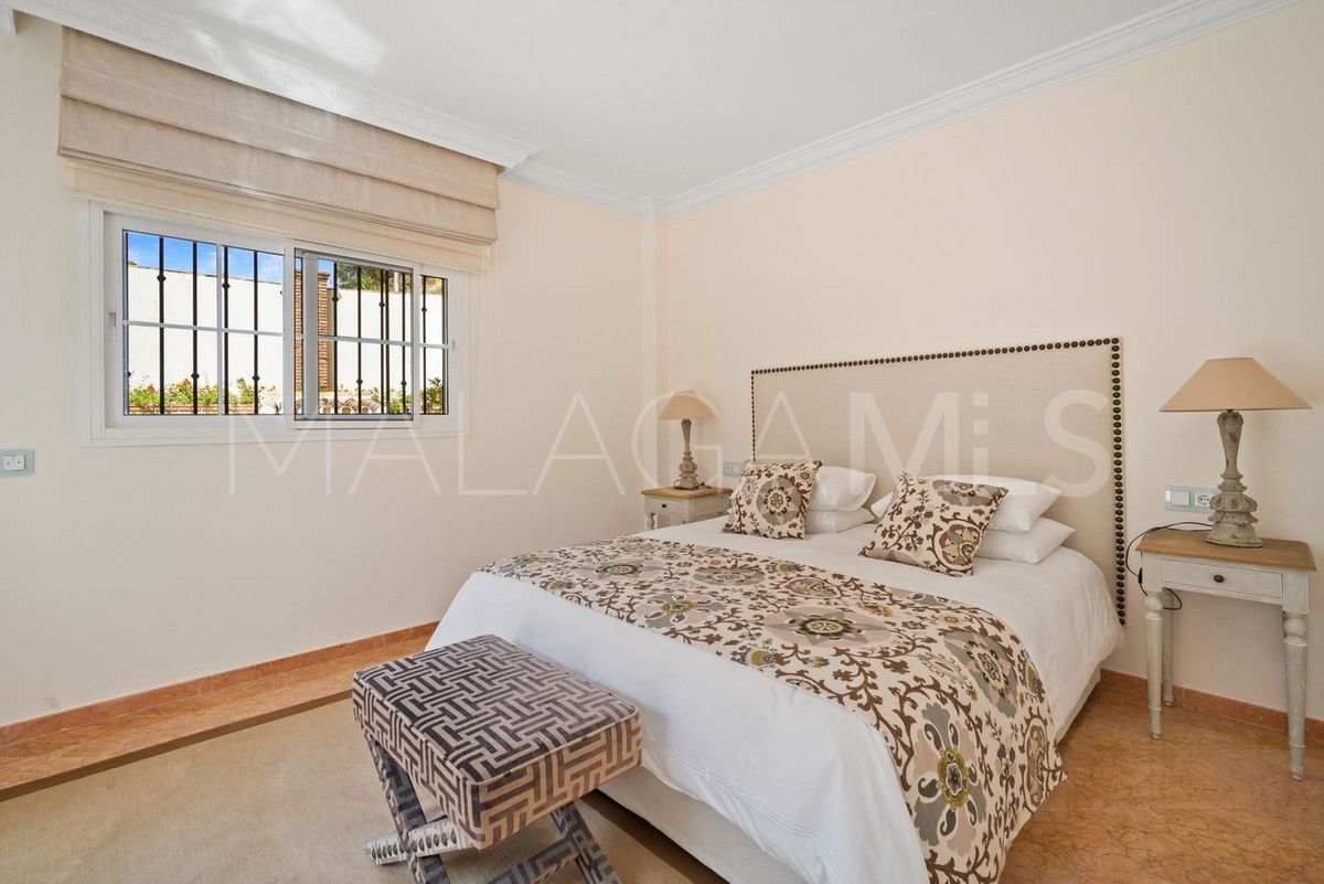 Buy villa with 6 bedrooms in Benahavis