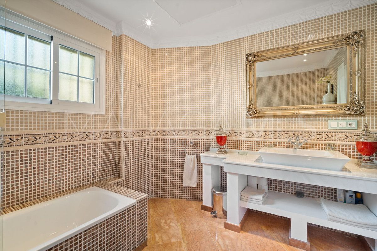 Buy villa with 6 bedrooms in Benahavis