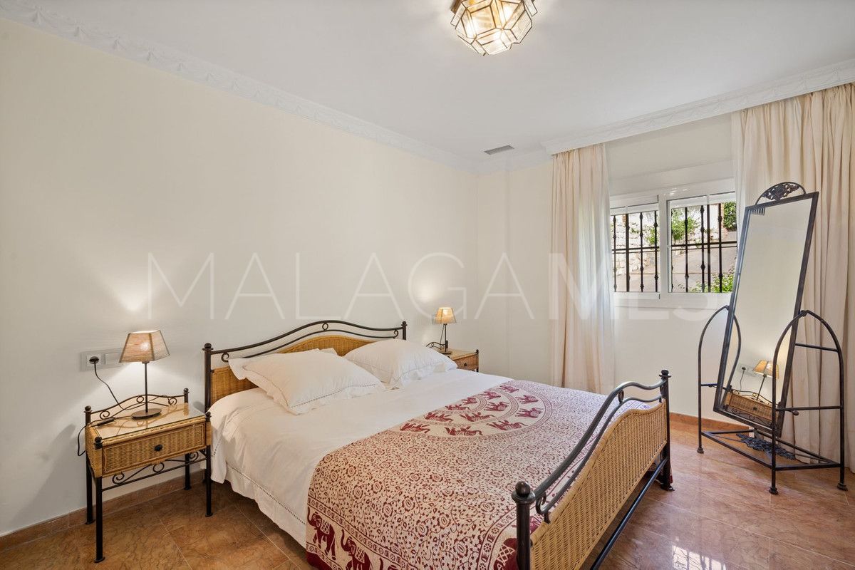 Buy villa with 6 bedrooms in Benahavis