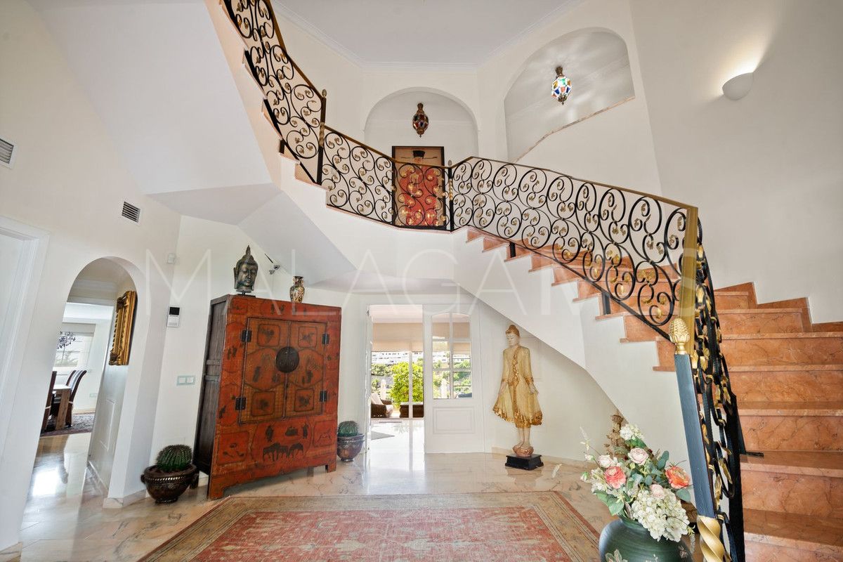 Buy villa with 6 bedrooms in Benahavis