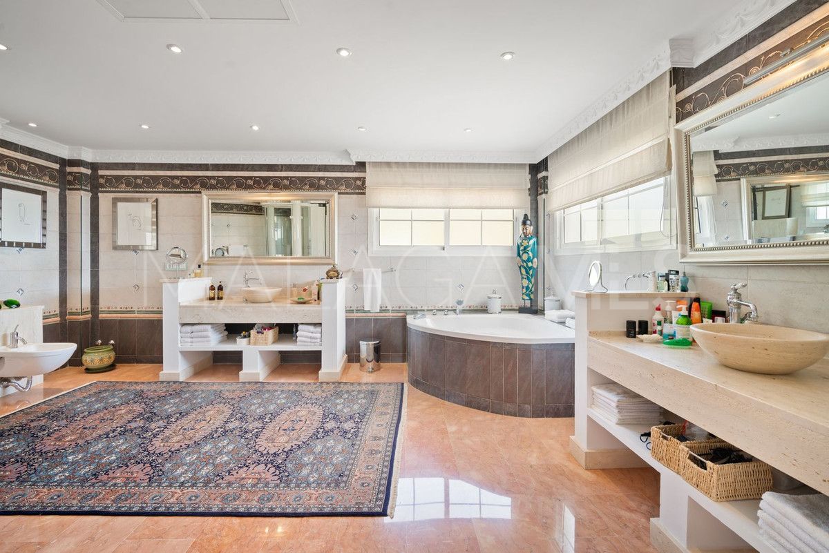 Buy villa with 6 bedrooms in Benahavis