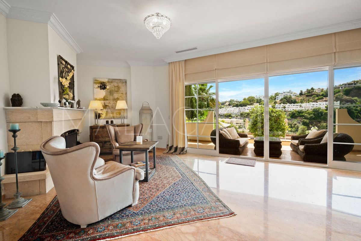 Buy villa with 6 bedrooms in Benahavis