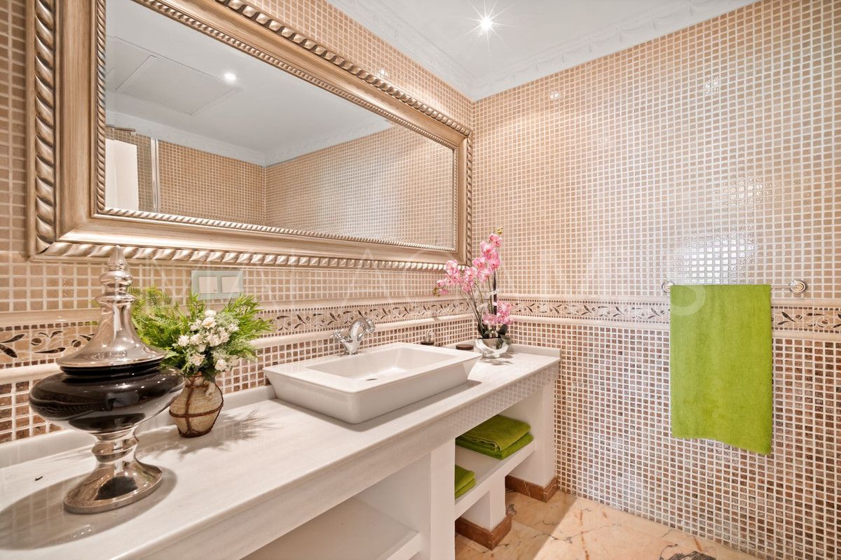 Buy villa with 6 bedrooms in Benahavis