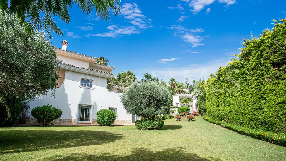 Buy villa with 6 bedrooms in Benahavis