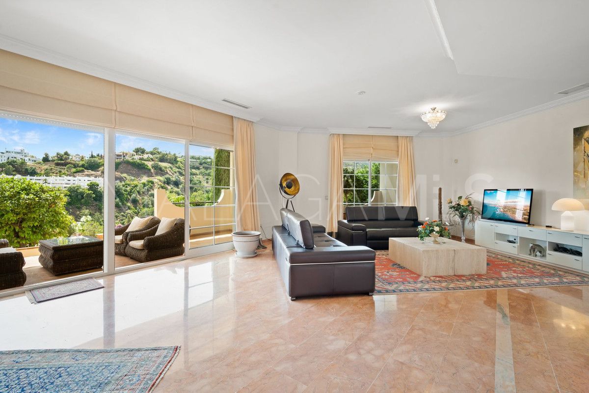 Buy villa with 6 bedrooms in Benahavis