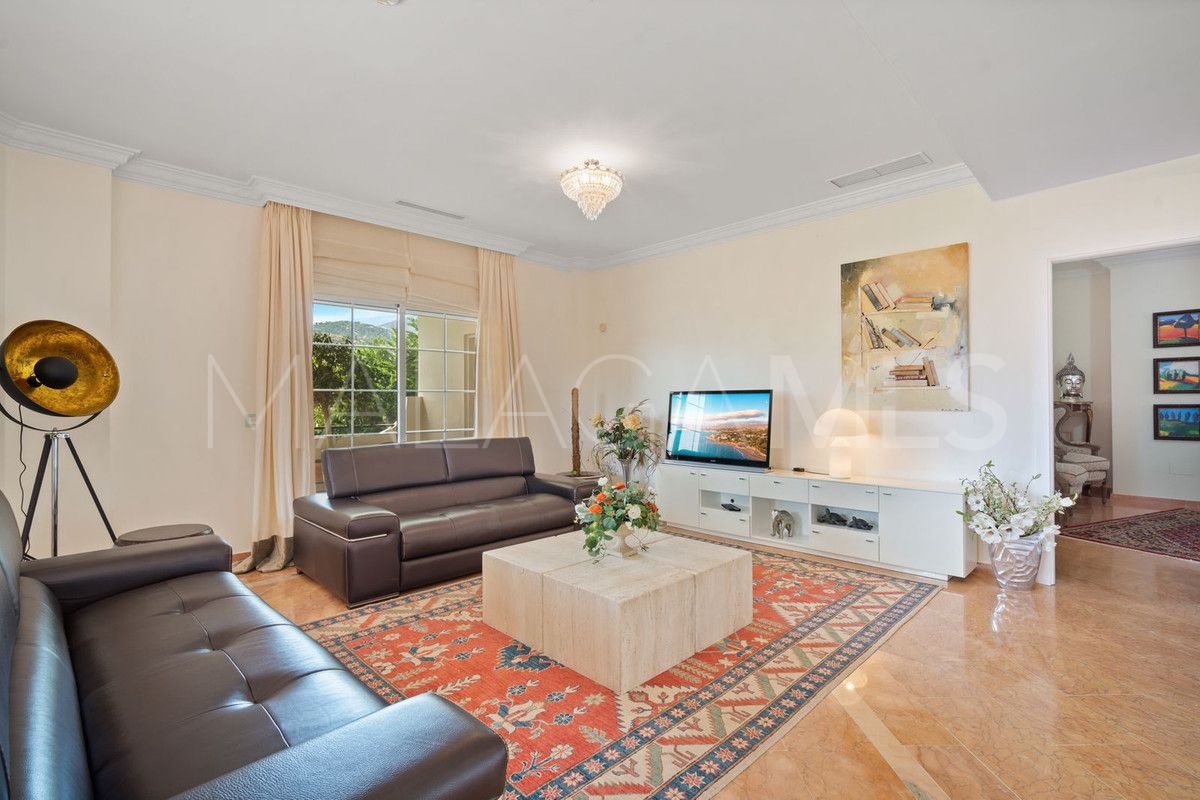 Buy villa with 6 bedrooms in Benahavis