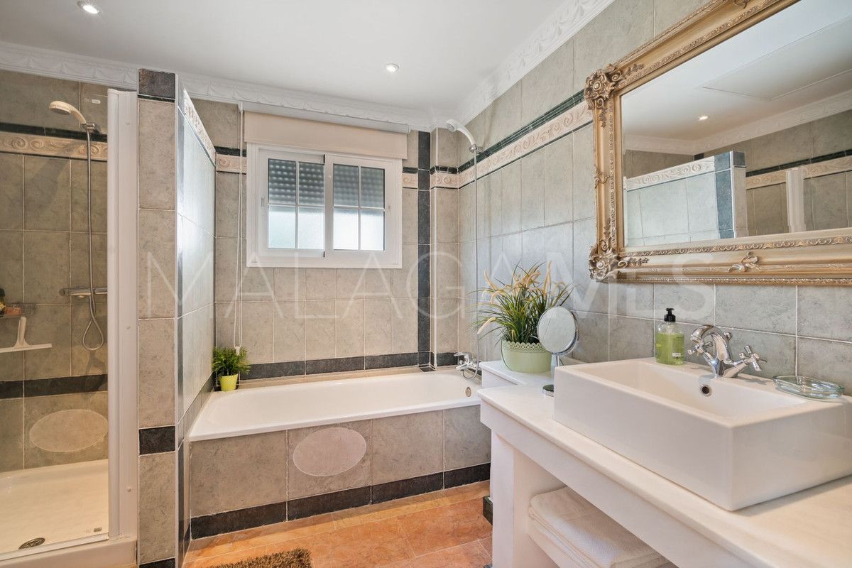 Buy villa with 6 bedrooms in Benahavis