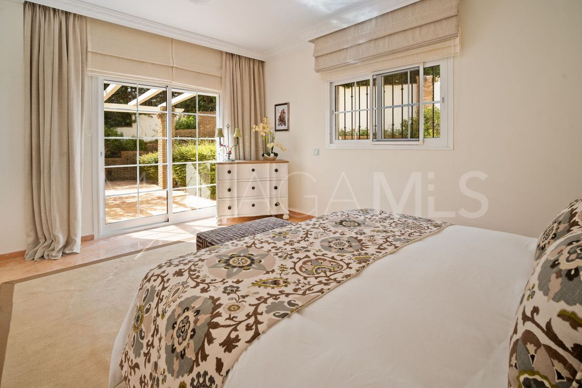 Buy villa with 6 bedrooms in Benahavis