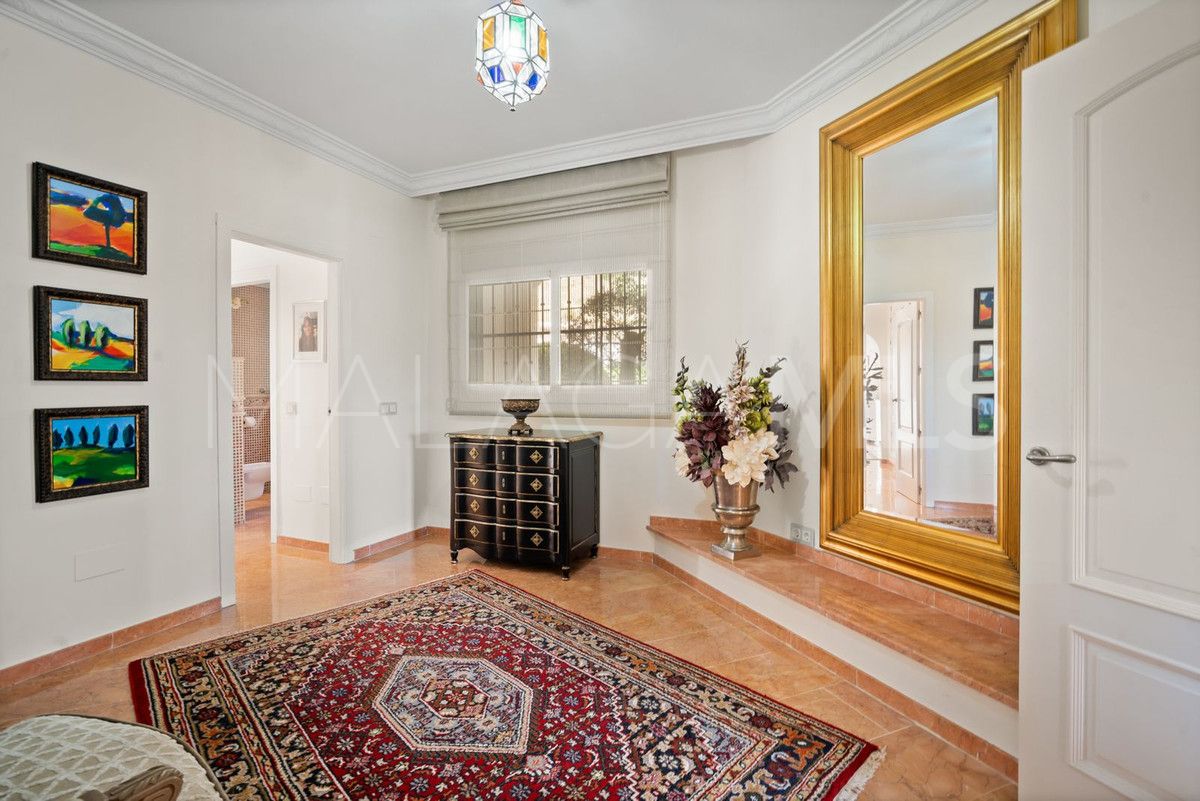 Buy villa with 6 bedrooms in Benahavis