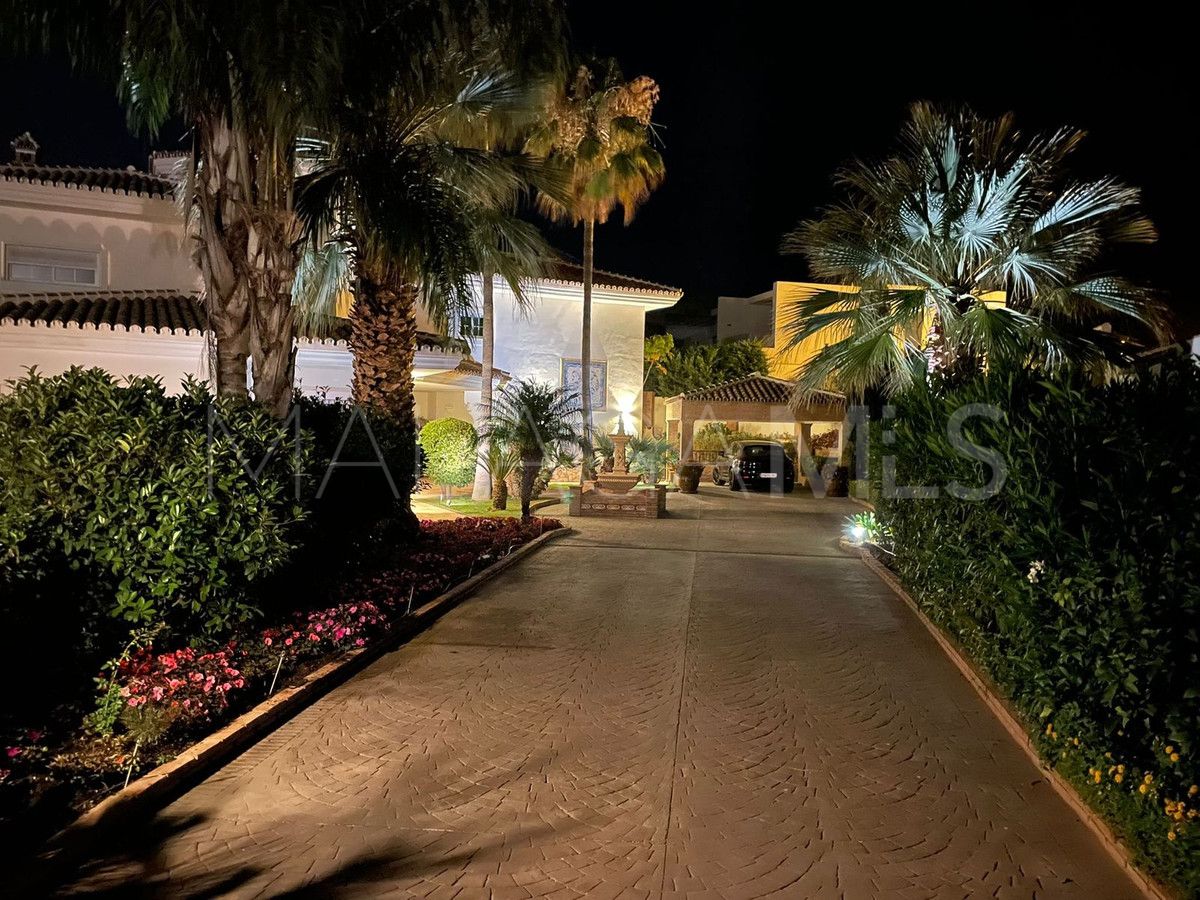 Buy villa with 6 bedrooms in Benahavis