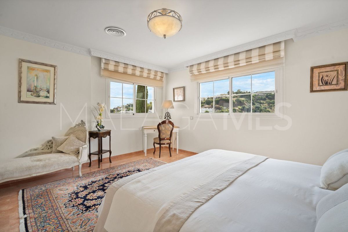 Buy villa with 6 bedrooms in Benahavis