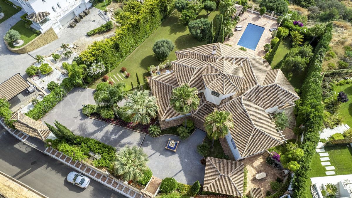 Buy villa with 6 bedrooms in Benahavis