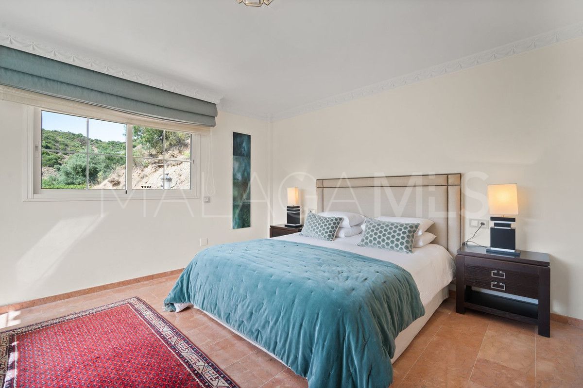 Buy villa with 6 bedrooms in Benahavis