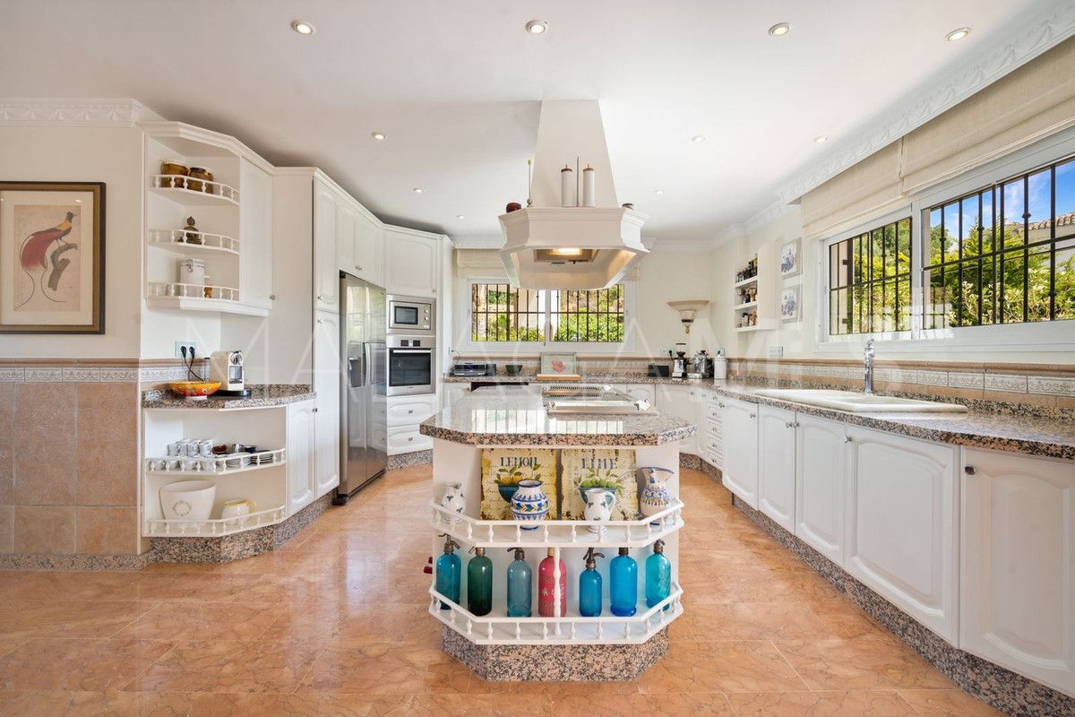 Buy villa with 6 bedrooms in Benahavis