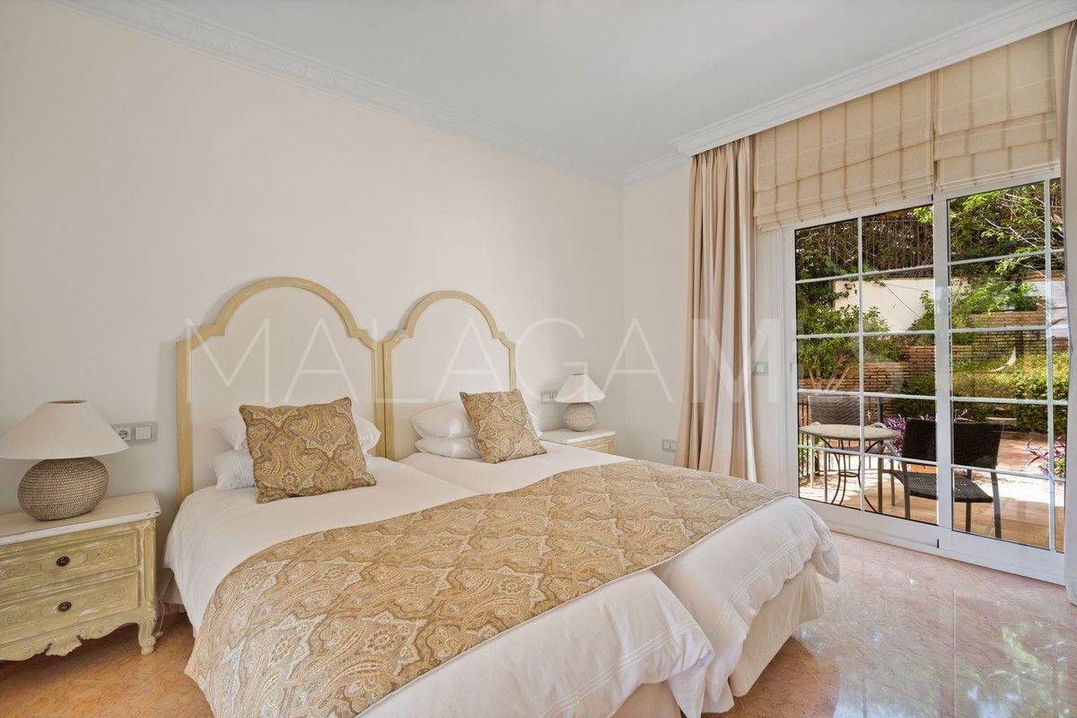 Buy villa with 6 bedrooms in Benahavis