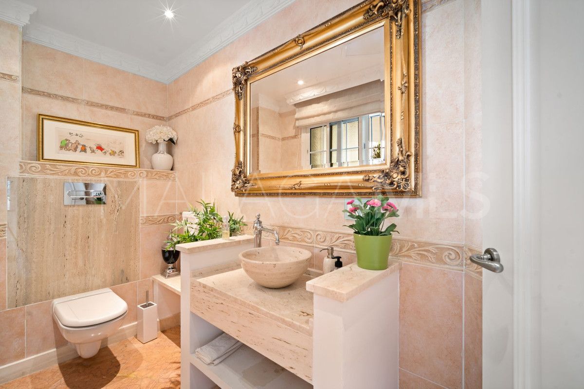 Buy villa with 6 bedrooms in Benahavis