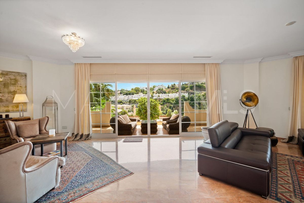 Buy villa with 6 bedrooms in Benahavis