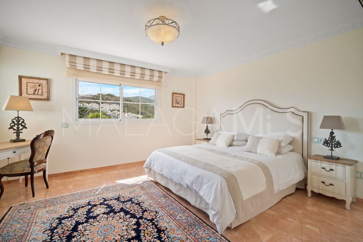 Buy villa with 6 bedrooms in Benahavis