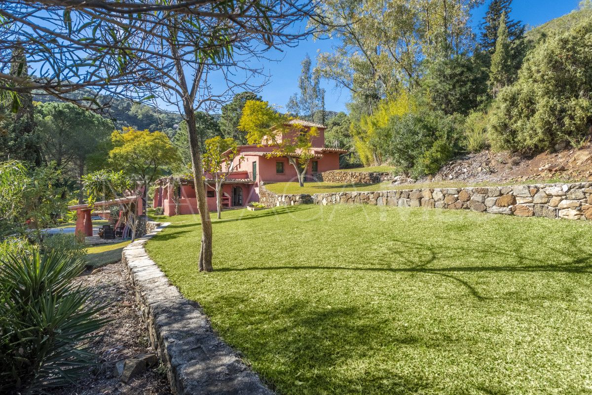 Villa for sale in Benahavis