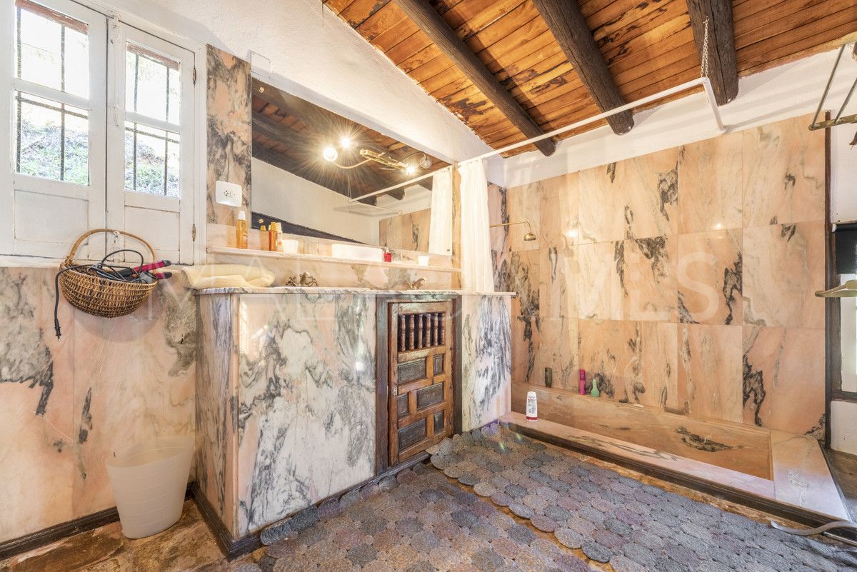 Villa for sale in Benahavis