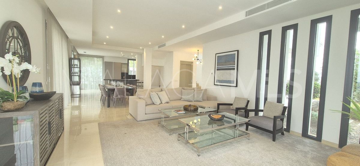 Villa for sale in Benahavis