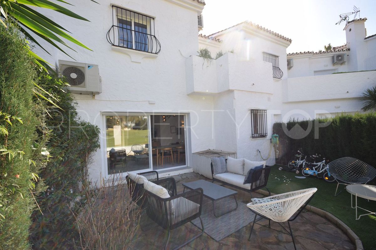 For sale Nueva Andalucia town house with 3 bedrooms