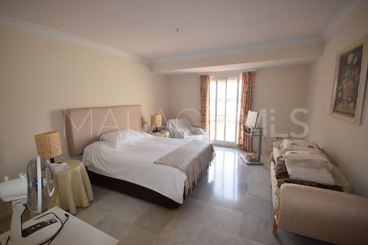 Buy Ático with 3 bedrooms in Marbella Golden Mile