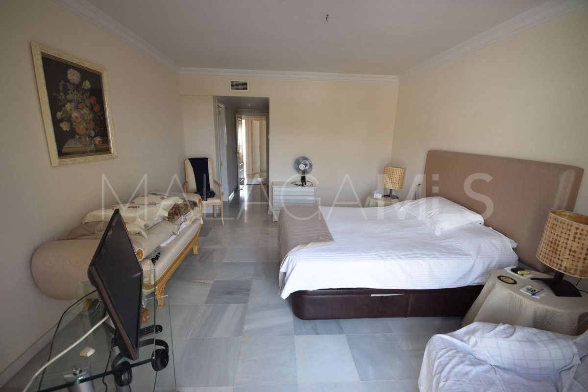 Buy Ático with 3 bedrooms in Marbella Golden Mile