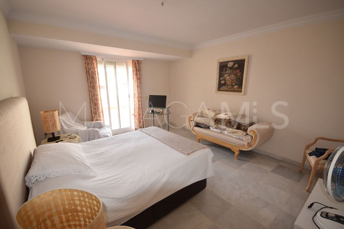 Buy Ático with 3 bedrooms in Marbella Golden Mile