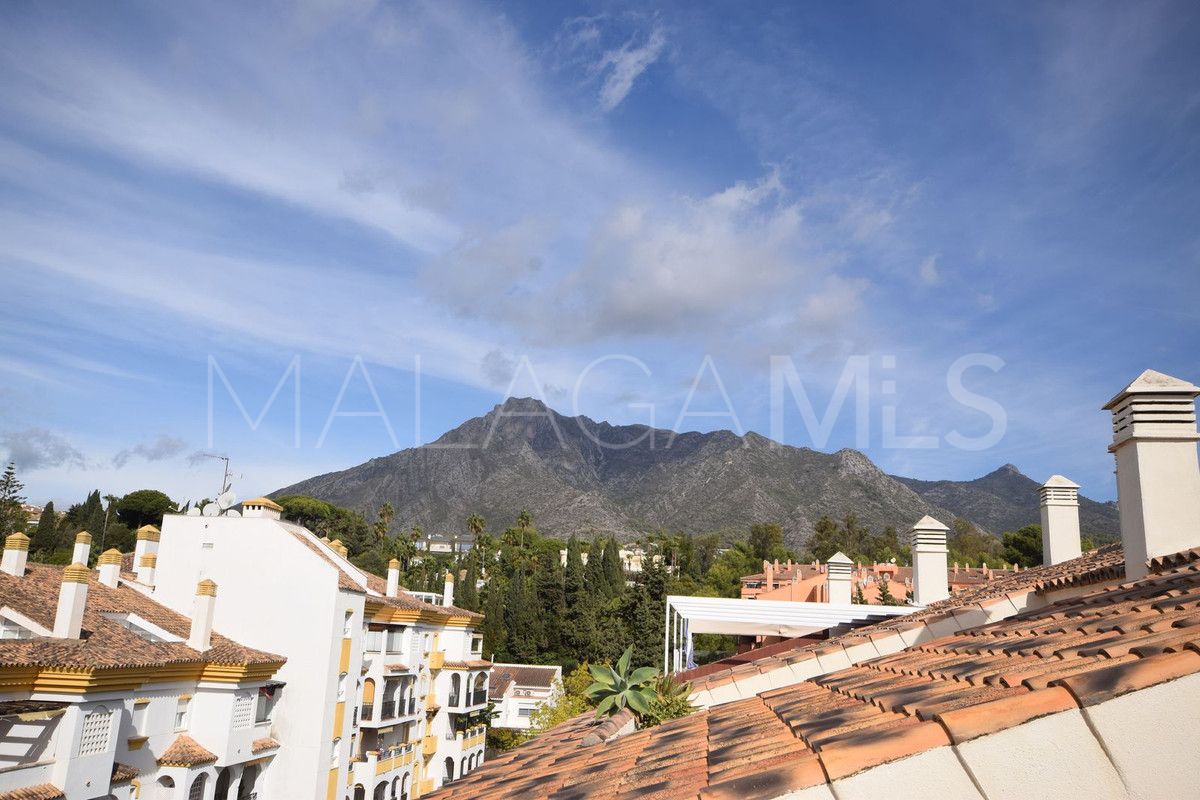 Buy Ático with 3 bedrooms in Marbella Golden Mile