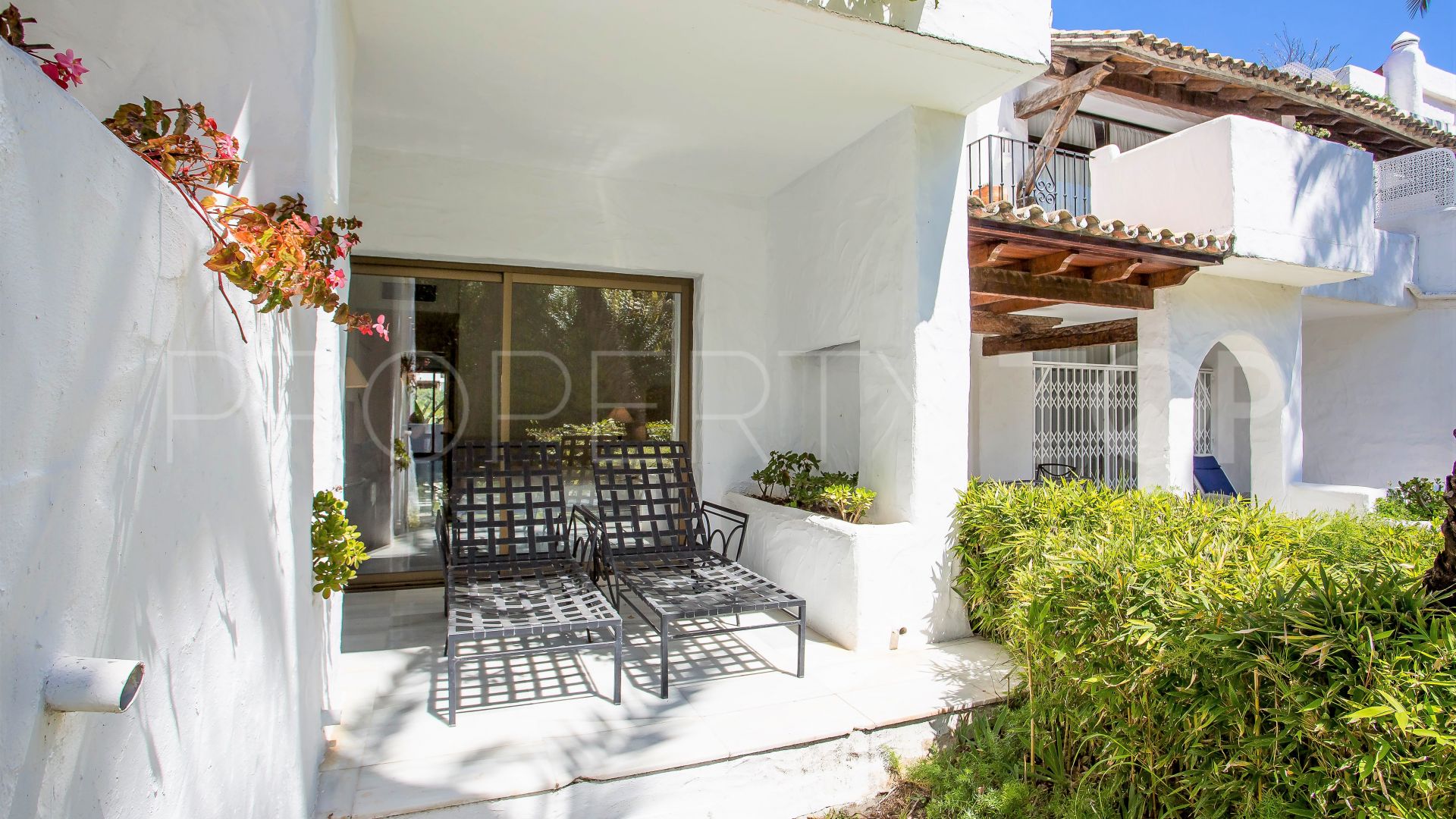 For sale ground floor apartment with 2 bedrooms in Alcazaba