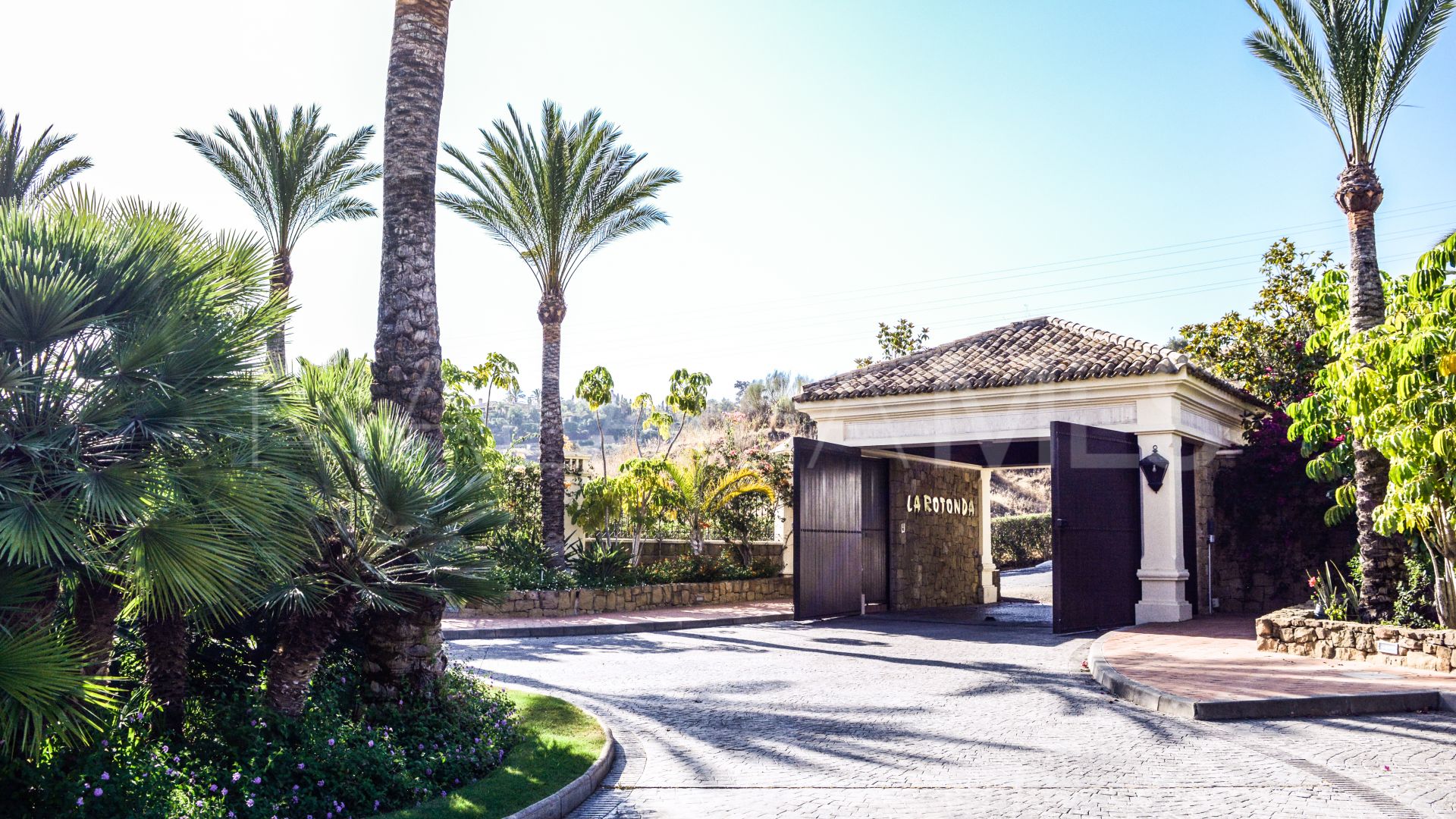 Villa de 5 bedrooms for sale in Marbella Hill Club