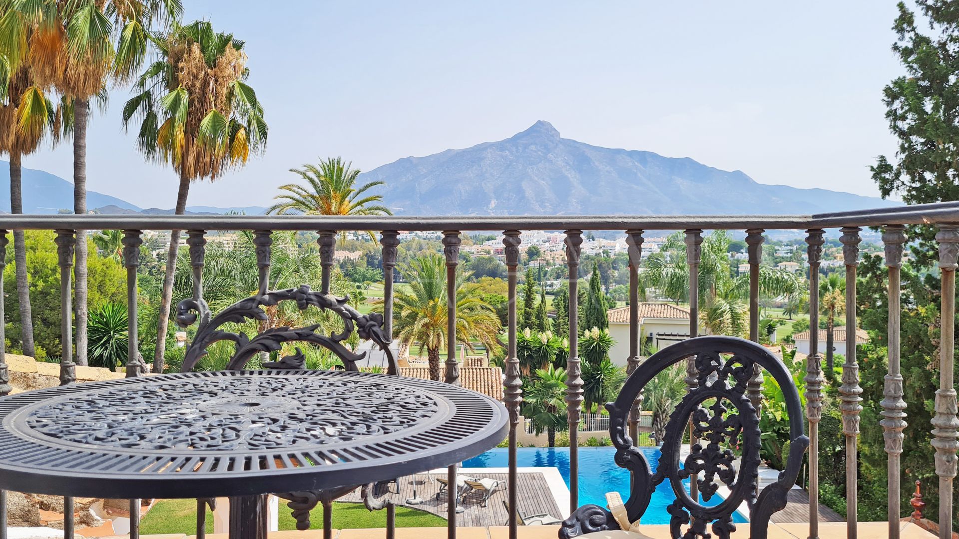 Villa for sale in Nueva Andalucia