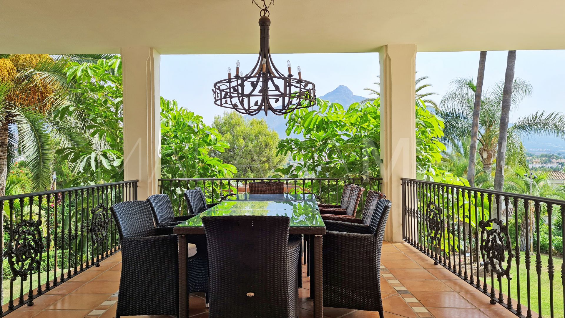 Villa for sale in Nueva Andalucia