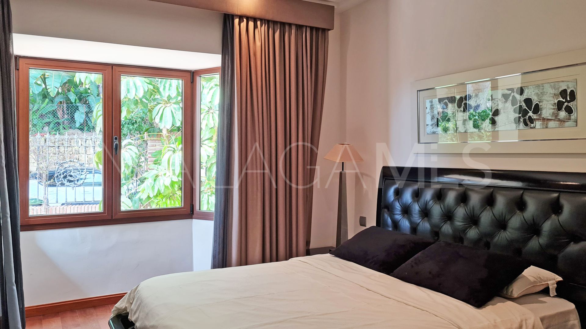 Villa for sale in Nueva Andalucia