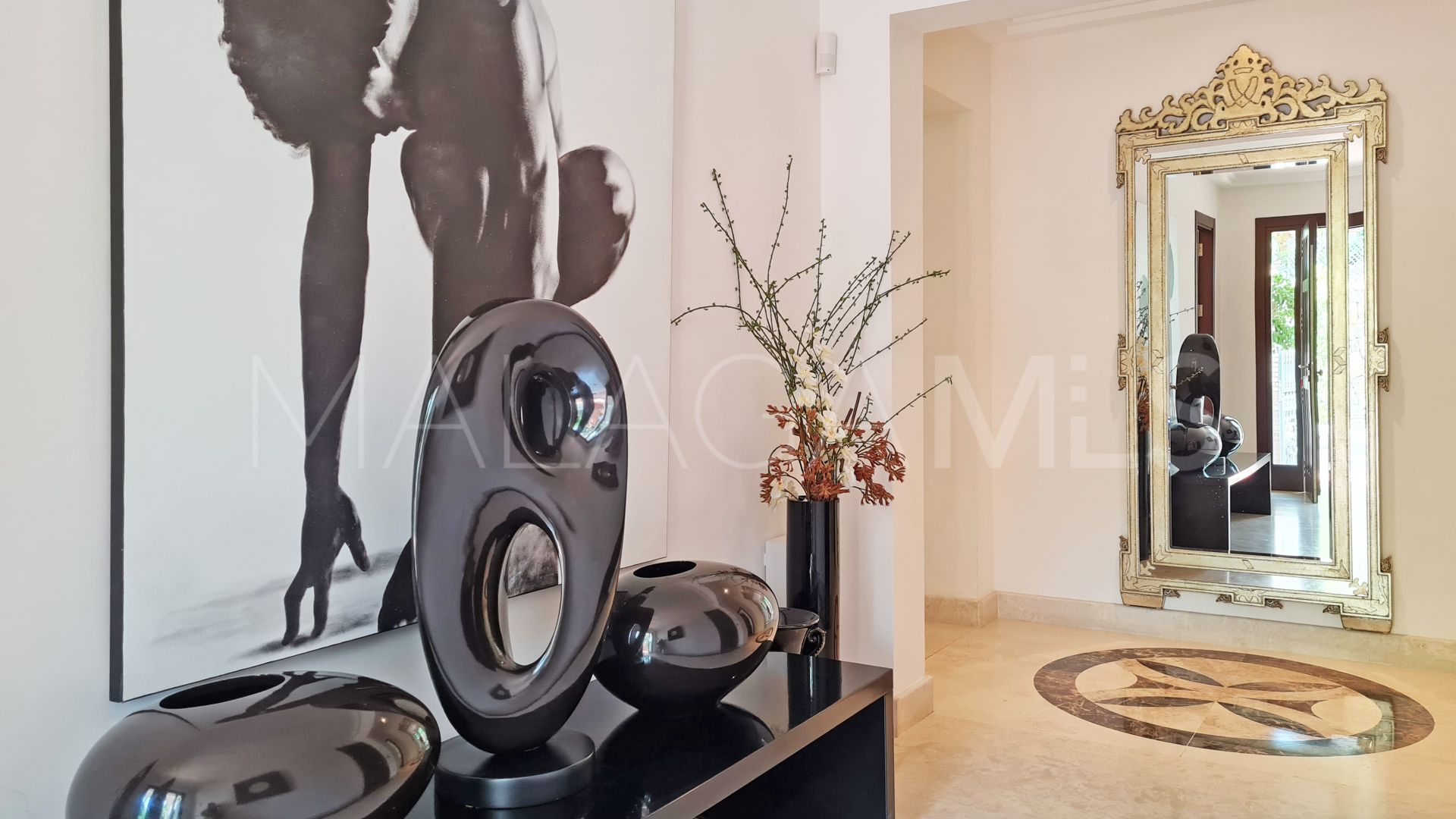 Villa for sale in Nueva Andalucia