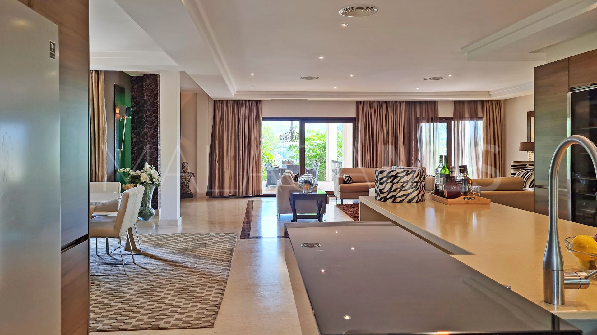 Villa for sale in Nueva Andalucia