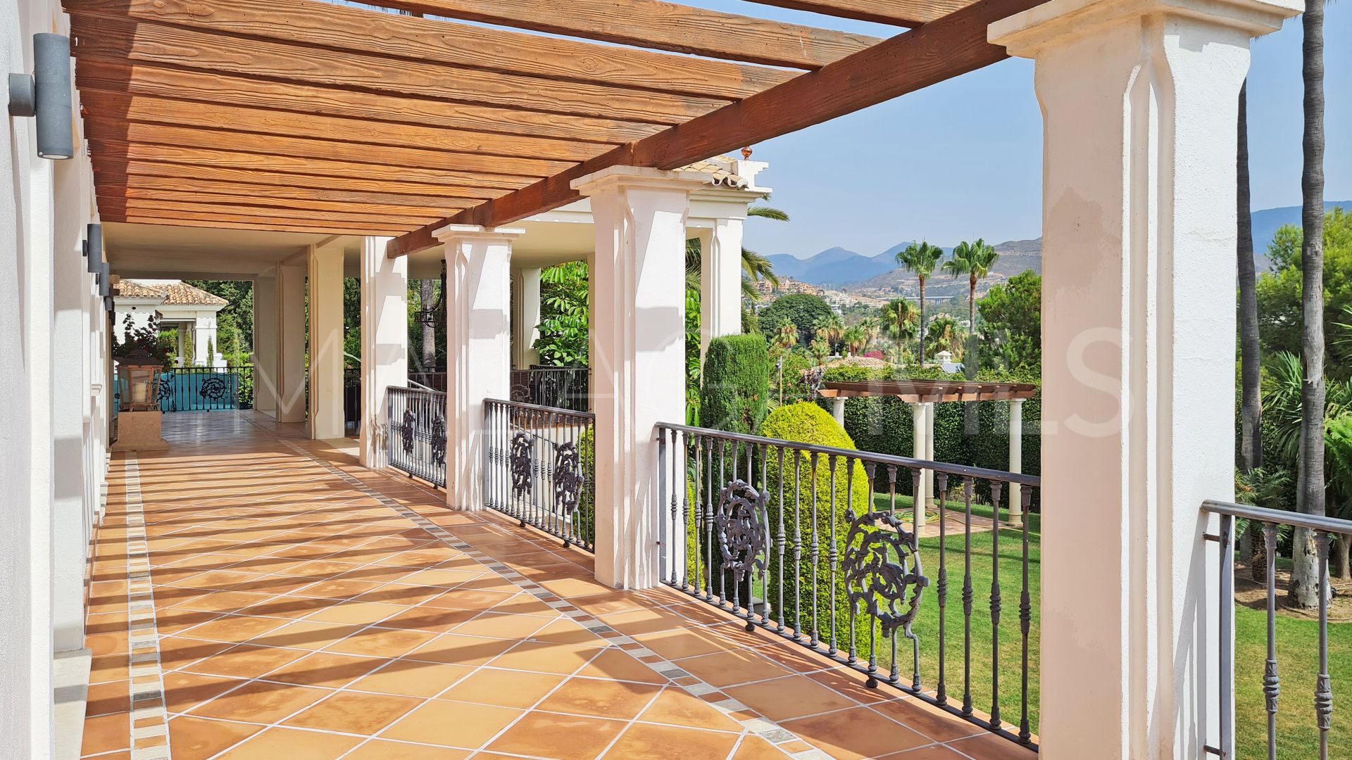 Villa for sale in Nueva Andalucia