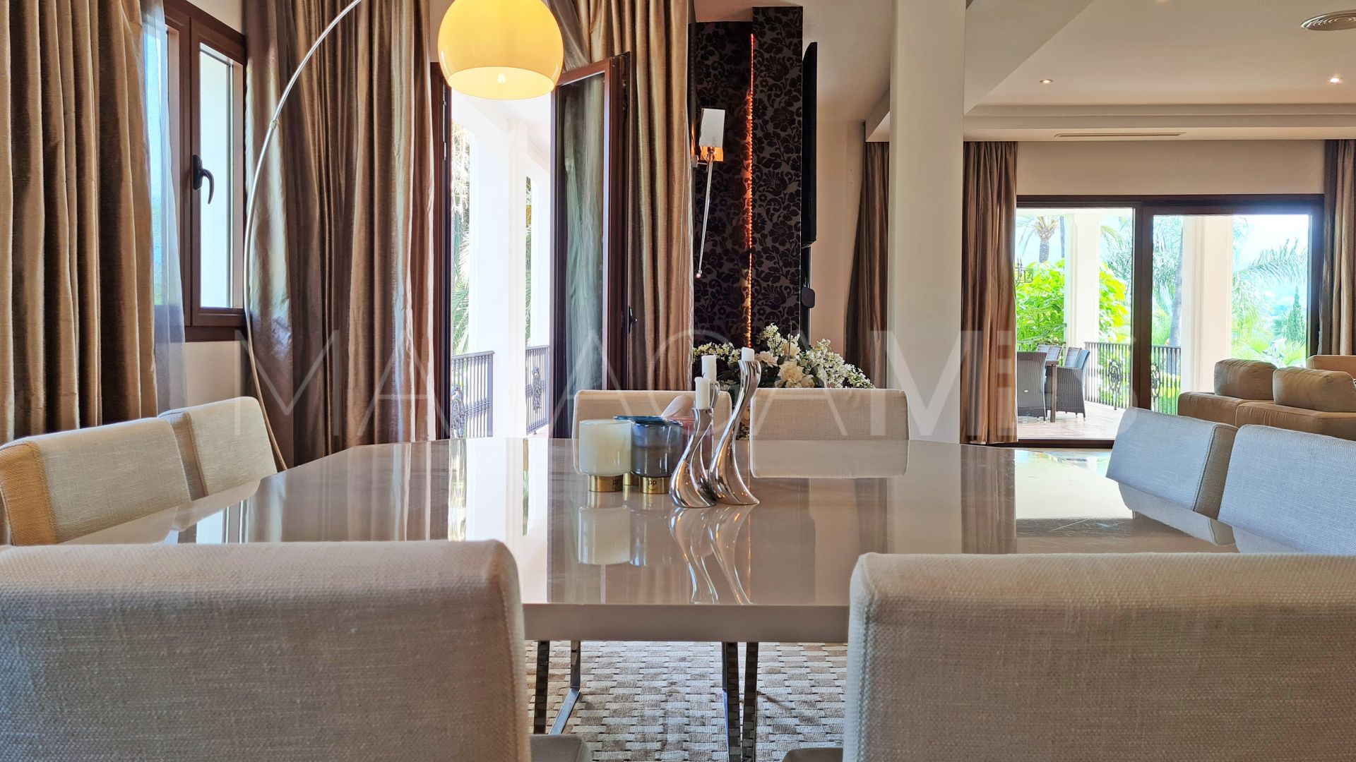 Villa for sale in Nueva Andalucia