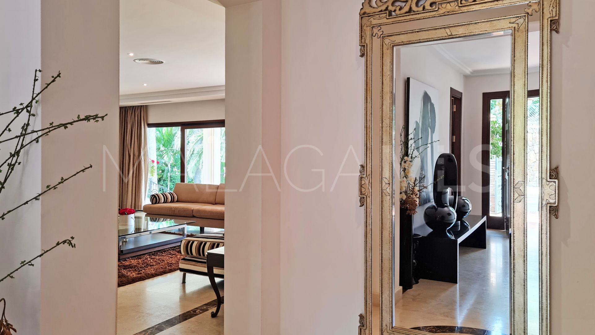 Villa for sale in Nueva Andalucia