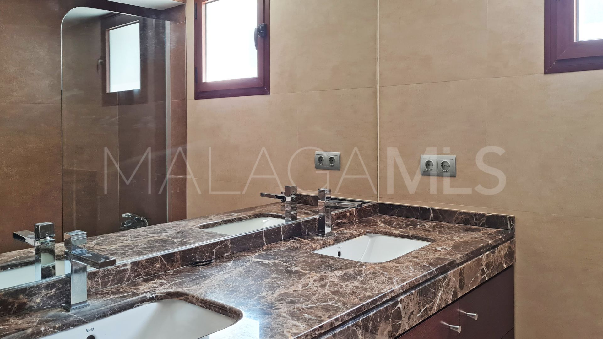 Villa for sale in Nueva Andalucia