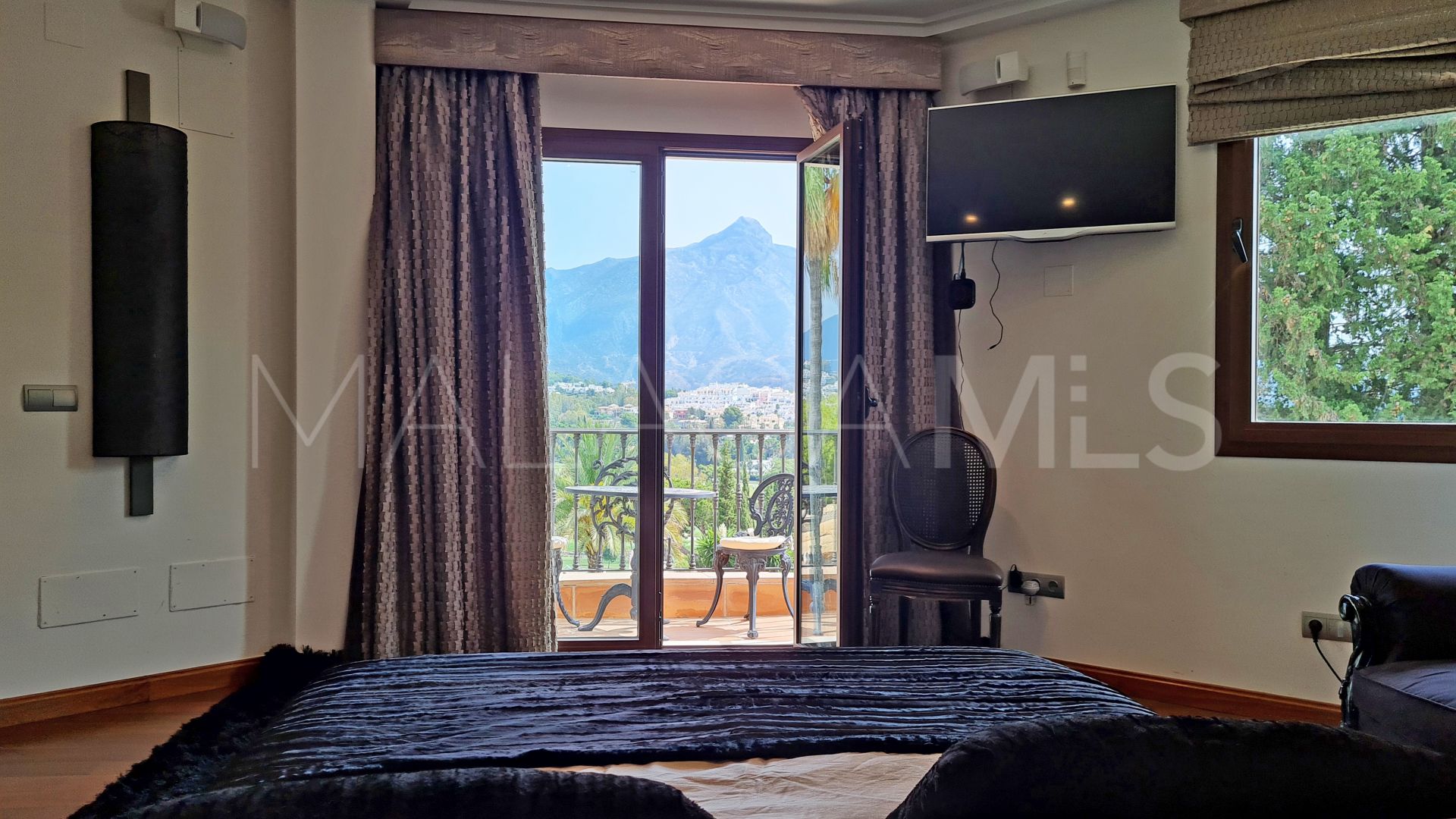 Villa for sale in Nueva Andalucia
