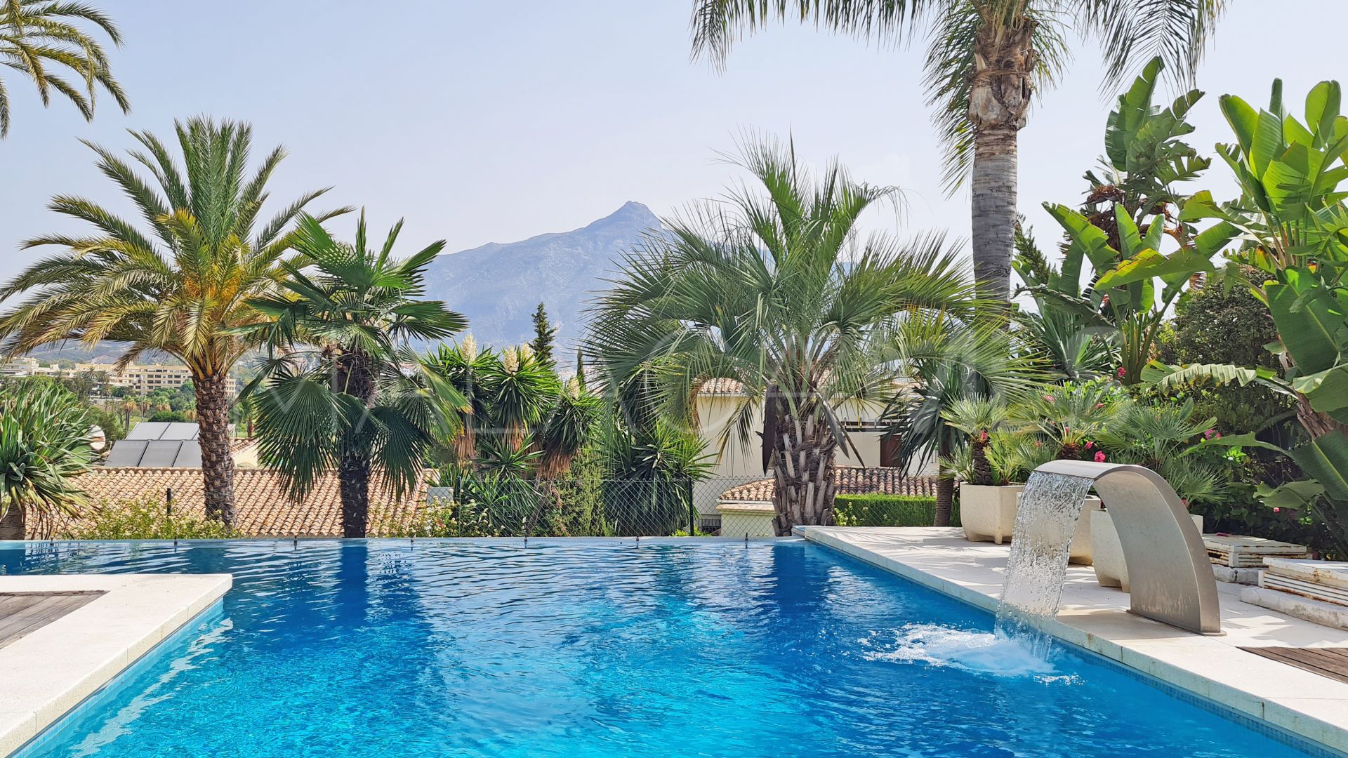 Villa for sale in Nueva Andalucia