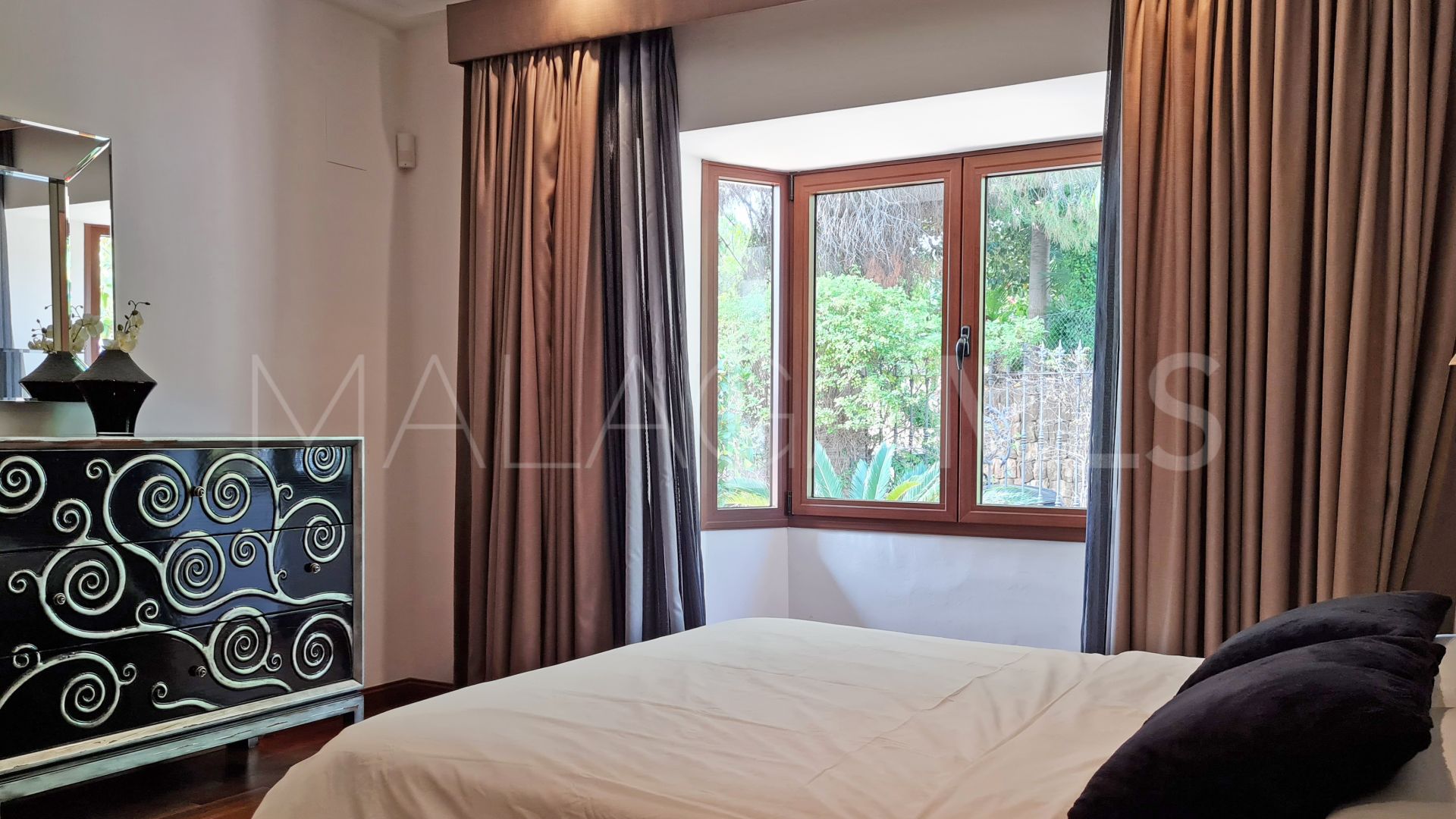 Villa for sale in Nueva Andalucia