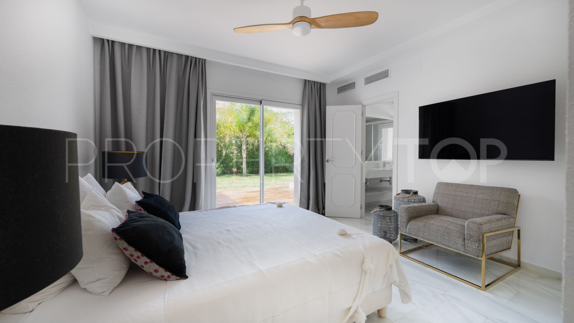 Villa con 5 dormitorios en venta en Marbesa