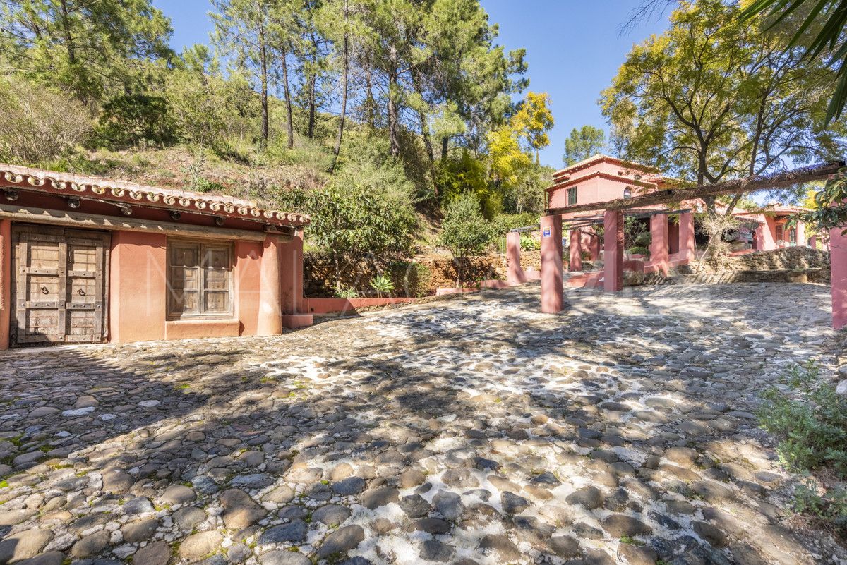 Villa for sale with 9 bedrooms in Benahavis