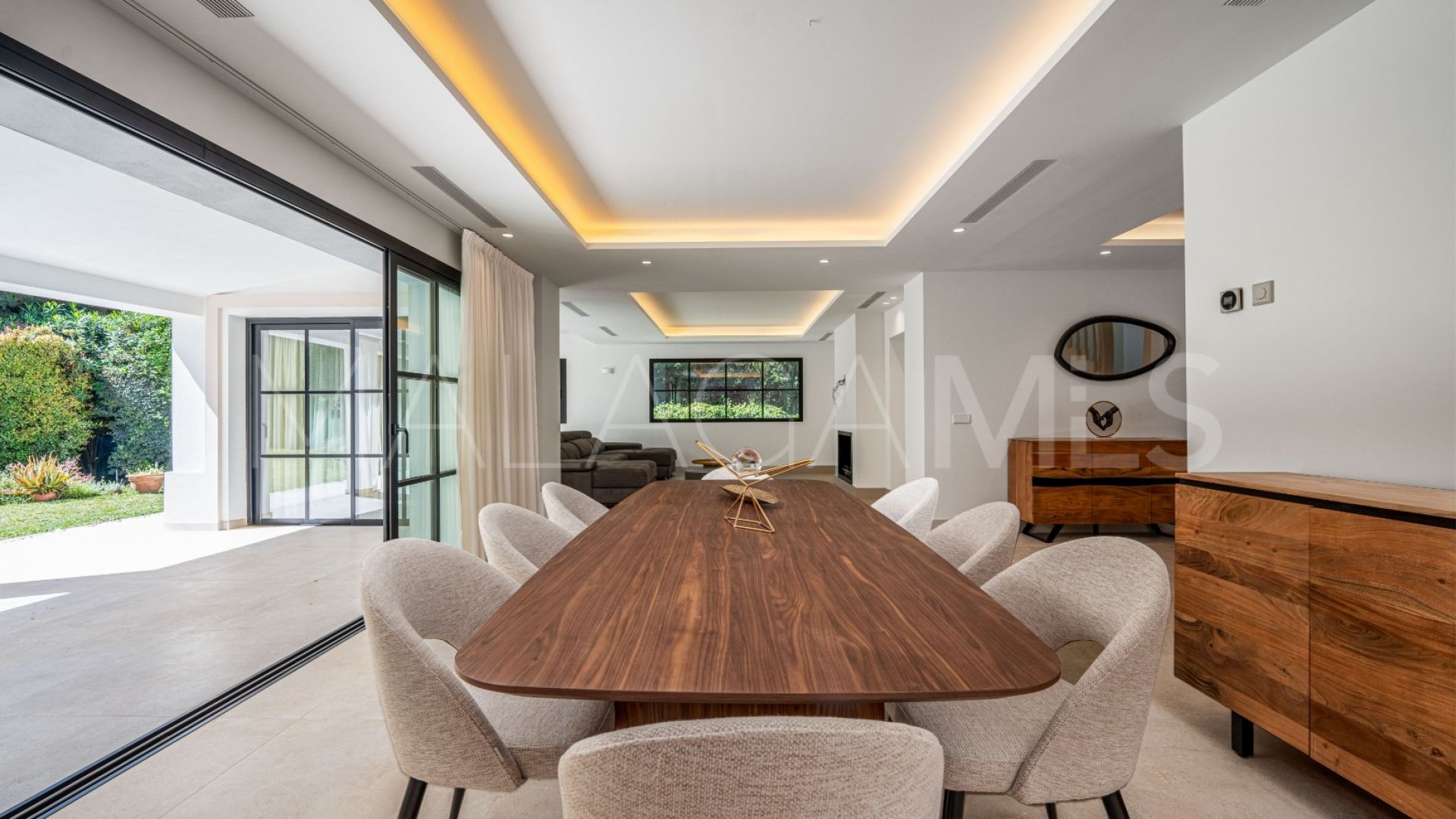 Villa for sale in Benahavis