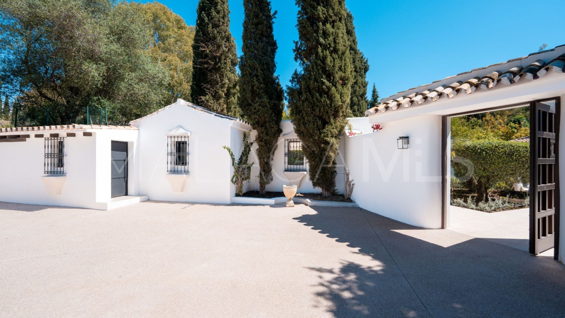 Villa for sale in Benahavis