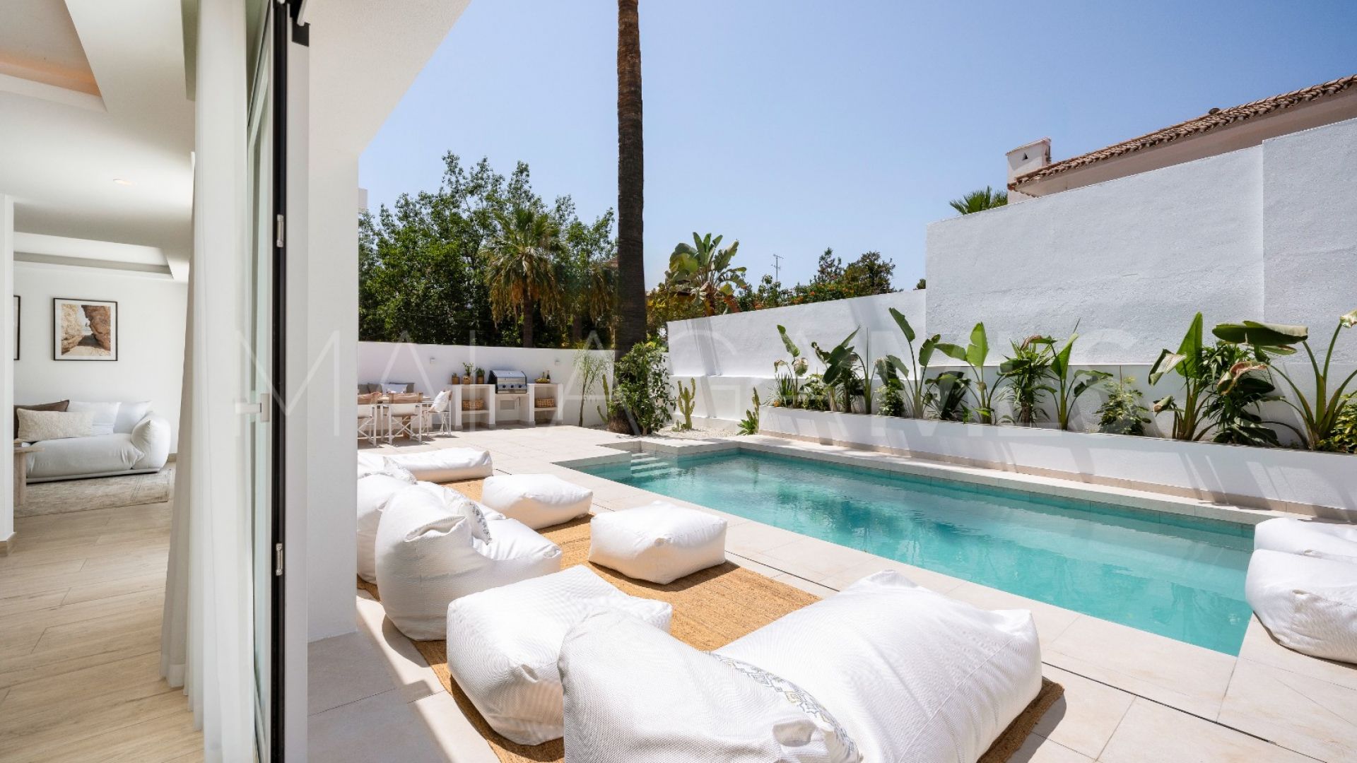 Buy villa de 4 bedrooms in Nueva Andalucia